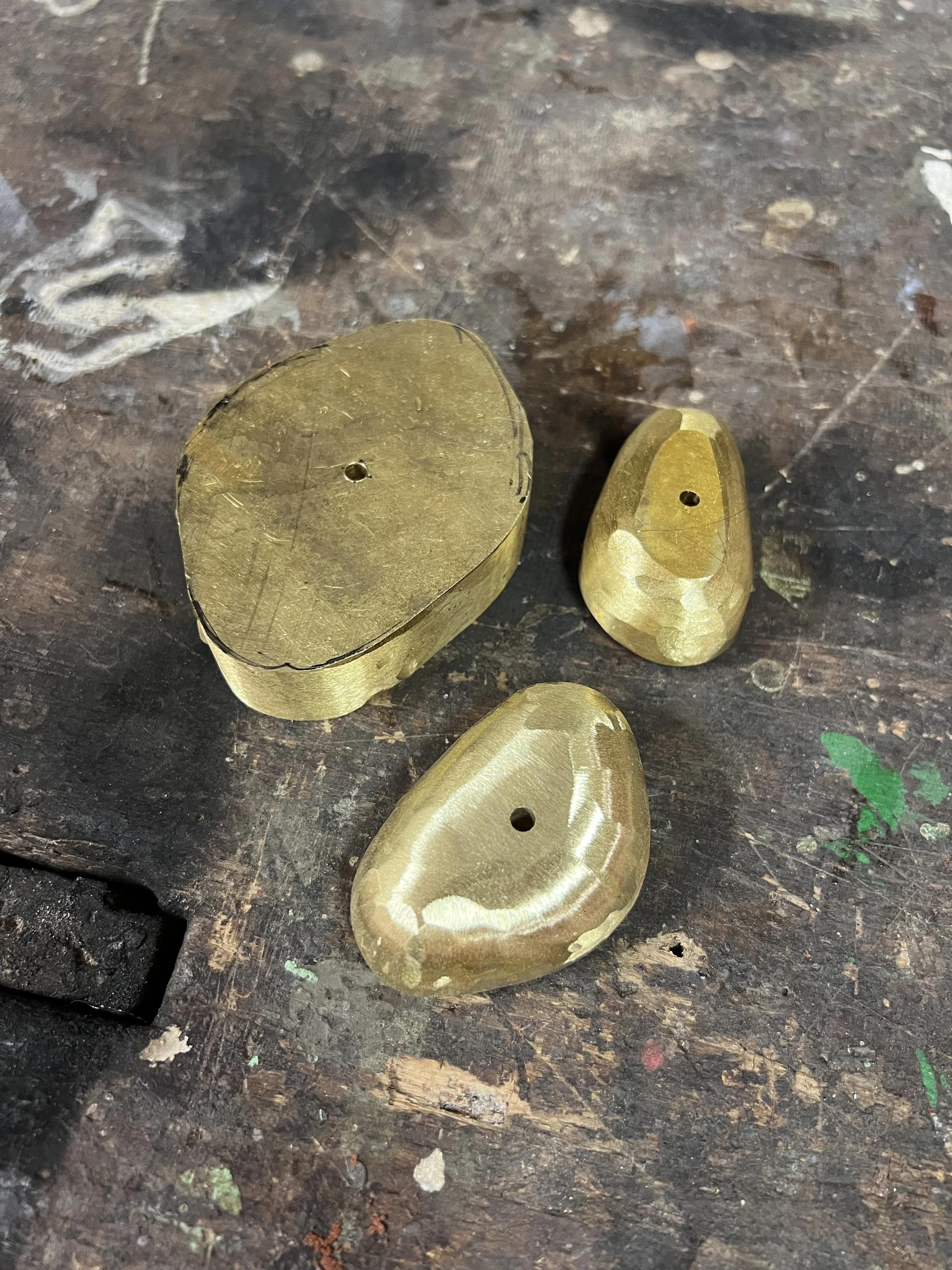 galets-sculpture-laiton-brut-