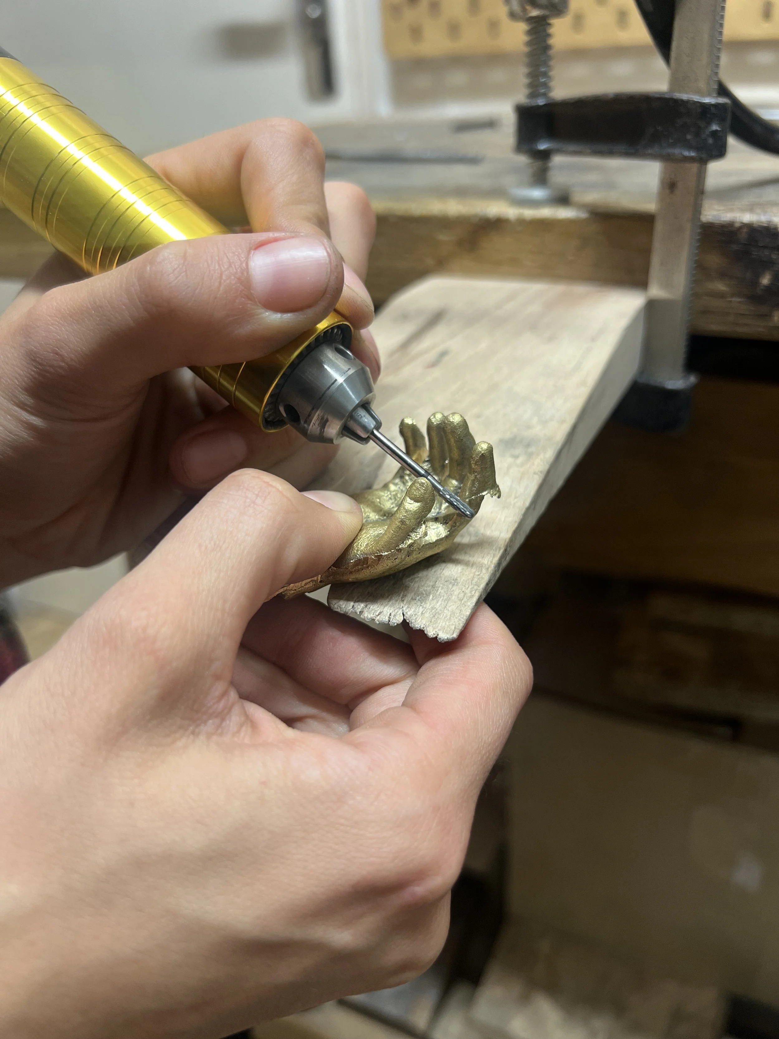 Travail de précision à l’outil rotatif sur une poignée HANDY en laiton.