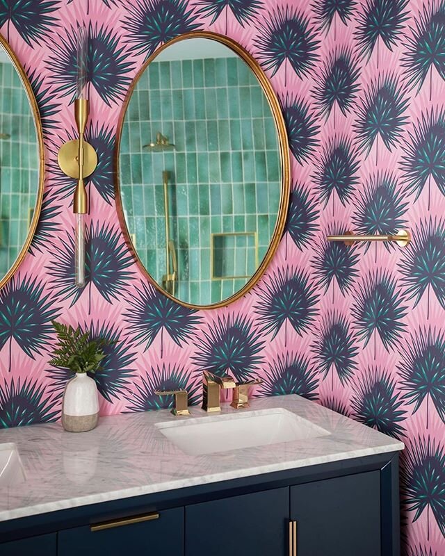 A vibrant curation of wallpaper and tile by @demiliodesign that ticks all the right boxes for us ✔️with 📸 by @margaret.wright⠀
.⠀
.⠀
.⠀
.⠀
.⠀
.⠀
#bathroomgoals #mystylishhome #wallpaper #bathroomsofinstagram #homeinteriors #decorlovers #dekohloves #