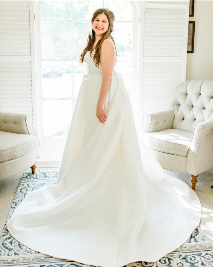 One of our first events back in 2020 was for this sweet bride.💕​​​​​​​​
See more of Allison and her intimate wedding on out blog this week! 👀​​​​​​​​
.​​​​​​​​
.​​​​​​​​
Hair💆&zwj;♀️ Makeup💄: @verdebeauty​​​​​​​​​​​​​​​​
Venue💒: @thecountryclubo