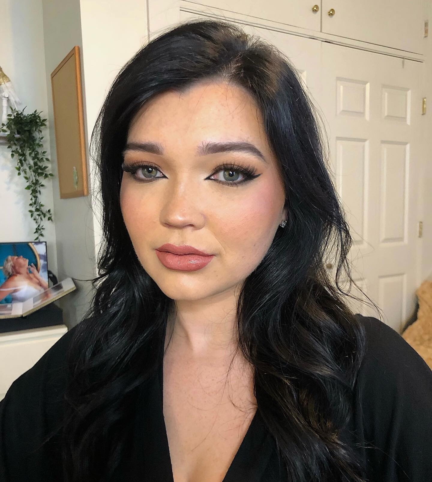 ✨siren eyes✨ 
Swipe to see a softer version of the look! 

Hair by @faith_verdebeauty 

Products used: 
@bobbibrown moisturizer 
@milkmakeup hydrogrip primer 
@sennacosmetics brow book
@temptu foundation
@rarebeauty concealer 
@benefitcosmetics bronz