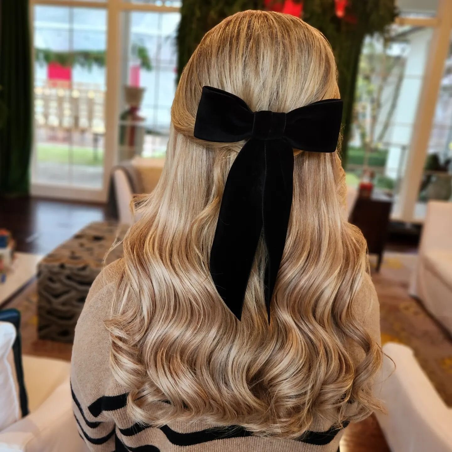 I cannot get over these BOWS!!! Im OBSESSED!!! 

ALSO,  can we just take a moment  admire these wavessssssss! 

Call/book 
225-341-2722