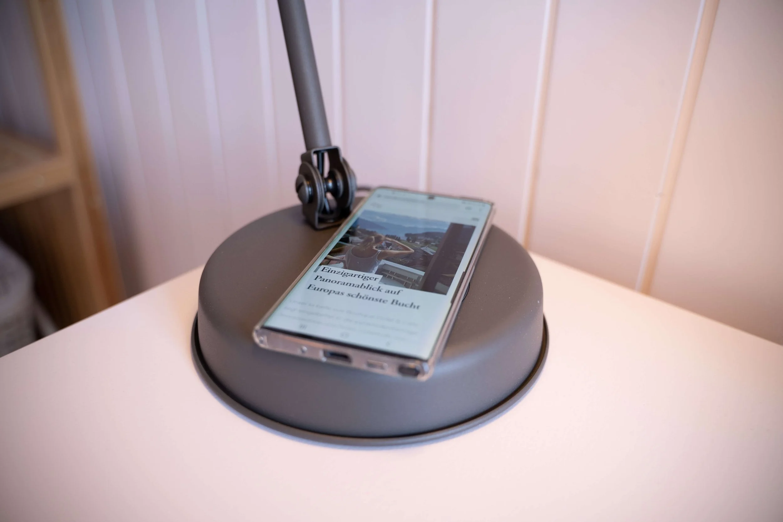 Lampe mit Handy.jpg
