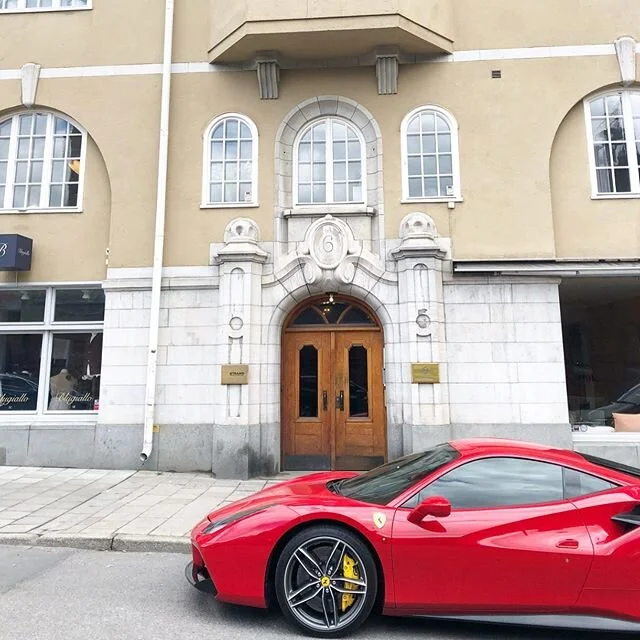 Mitt på Östermalm, ett stenkast från Dramaten, Stureplan och Kungliga Hovstallet, i en sekelskiftesvåning på Artillerigatan 6, erbjuder vi kontorsrum, kontorsplatser, virtuellt kontor och mötesrum ✨ #kontorshotell #coworking #ostermalm