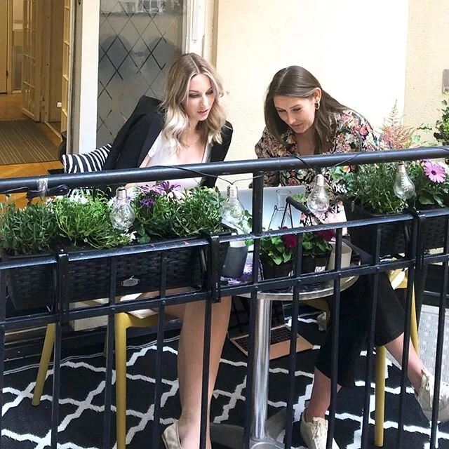 &rdquo;Business &amp; pleasure!&rdquo; - Idag har vissa av våra medlemmar valt att njuta av balkongen 😊☀️🌼🌸 Mitt på Östermalm, ett stenkast från Dramaten, Stureplan och Kungliga Hovstallet, i en sekelskiftesvåning på Artillerigatan 6, erbjud