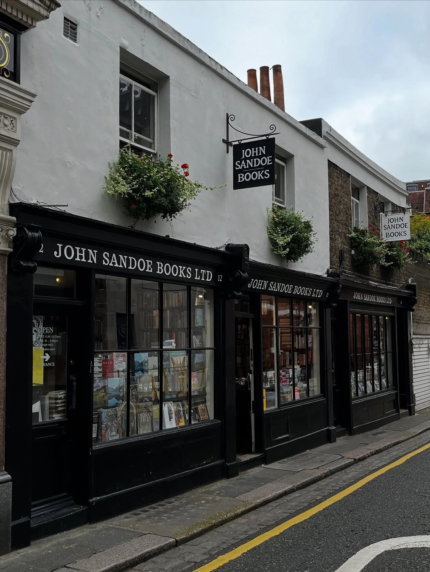 📚✨HAPPY BOOKSHOP DAY✨📚

Spotlighting the wonderfully quaint @johnsandoebooks in the heart of Chelsea!

#thecandidbookclub 
#bookshopday 
#johnsandoebooks 
#johnsandoebookshop 
#independentbookstore 
#indiebookshop 
@booksaremybag