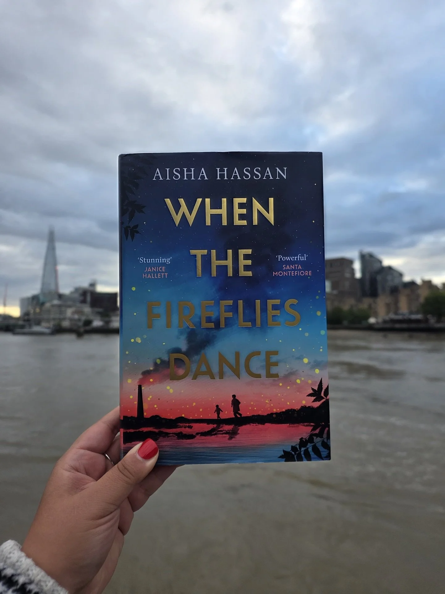 Review from @miriamshanna: 
When the Fireflies Dance by Aisha Hassan 
📘📘📘📘

When the Fireflies Dance is a moving and beautifully written story that follows Lalloo, a young man caught between the weight of his family&rsquo;s struggles and his own 