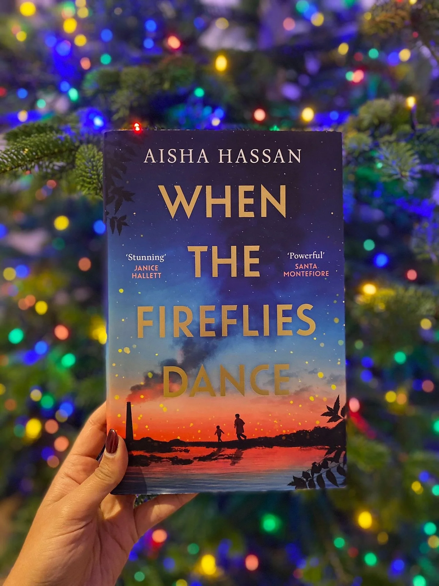 Review from @jess_panch:
When the Fireflies Dance by Aisha Hassan
📘📘📘📘

Aisha Hassan&rsquo;s debut is a rollercoaster of emotion from start to finish. Lalloo is sent to Lahore at 7 years old after his brother Jugnu died, his parents wishing to sa