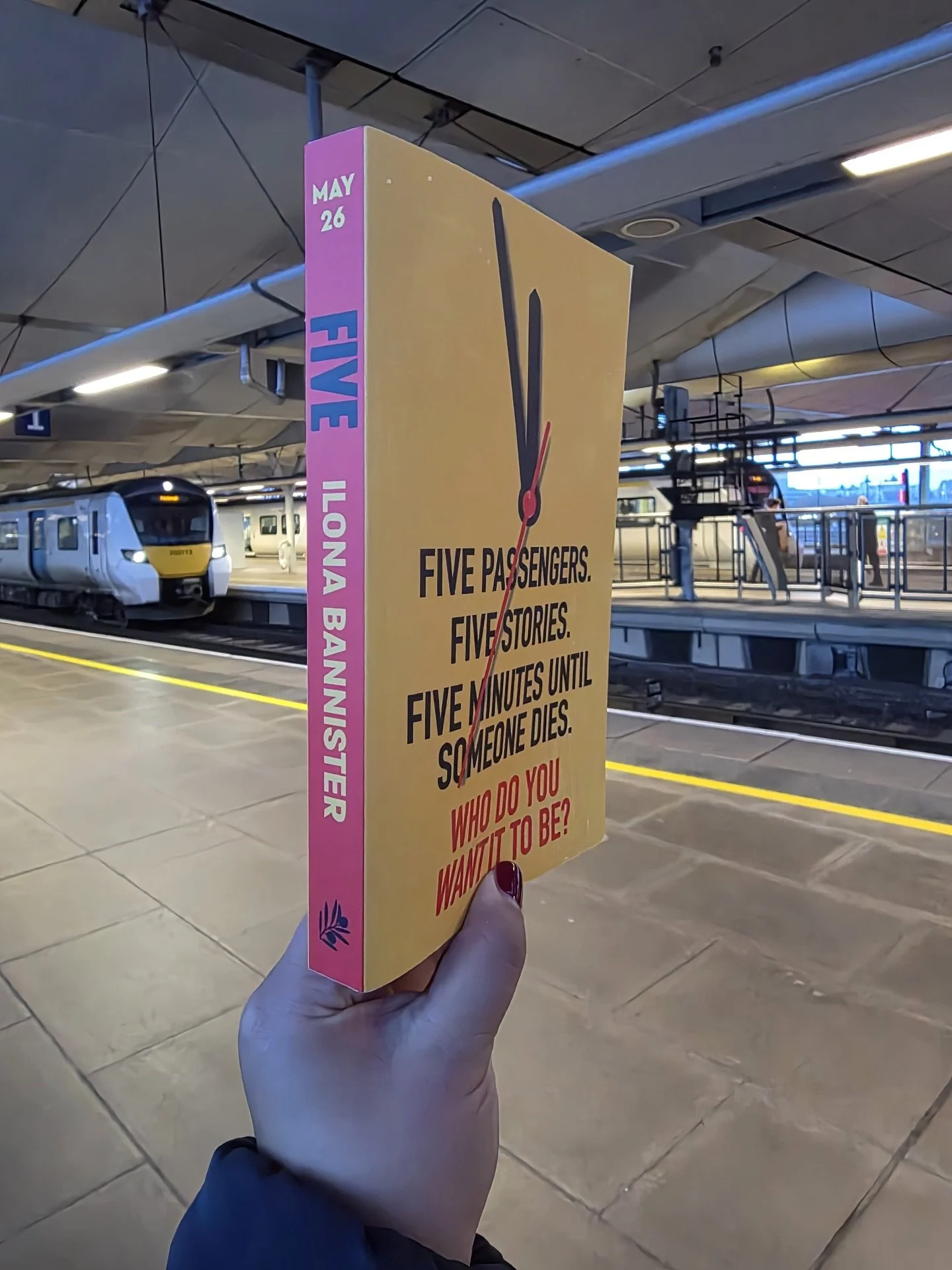 Review from @miriamshanna:
Five by Ilona Bannister
📕📕📕📕📕

I can honestly say I&rsquo;ve never read anything like this before. The premise is gripping, but the execution is extraordinary. The book opens on a train platform, a train is due in 5 mi