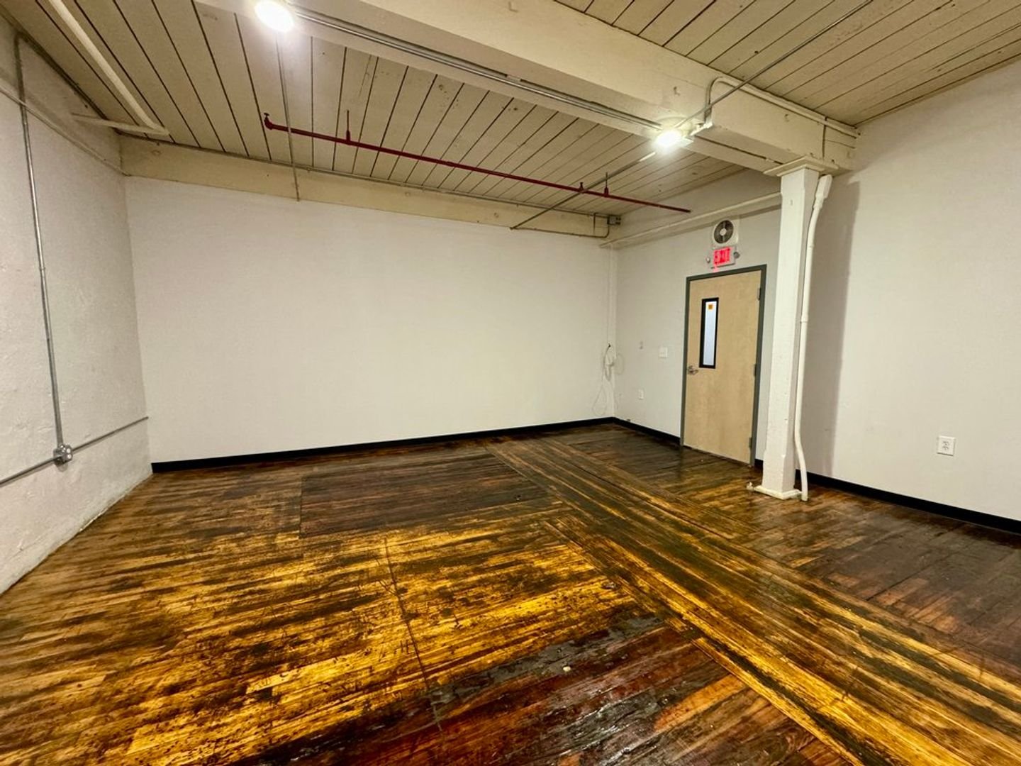 Check out one of our newest renovated spaces! This cozy office space located on our second floor is perfect for a variety of creative uses.

The Details:
360 sq ft unit
Rent $420
Original Hardwood Floors
24/7 Access
Security Cameras
Pet Friendly
Free