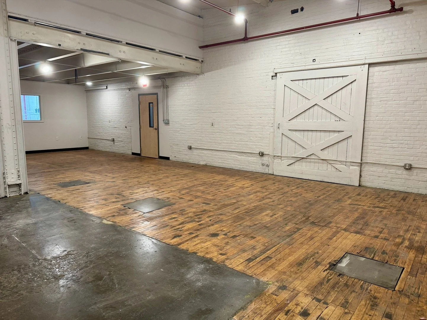 🍂 Suite 6210 | 830 Sq. Ft. | $830/month | Available Now
Spacious, Quiet Studio — Perfect for Fall Productivity
As the leaves change, it’s the perfect time to refocus and grow your business. Suite 6210 offers a bright, open layout ideal