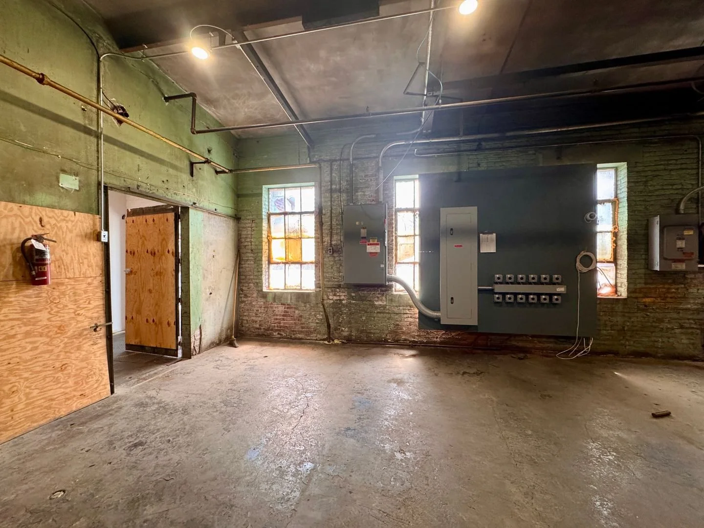 Suite 18201 | 1,200 Sq. Ft. | Available Now
Perfect for tech-forward businesses! Formerly set up as a cryptocurrency studio, this suite comes with the electrical infrastructure needed for high-demand tech operations—or easily adapts for creativ