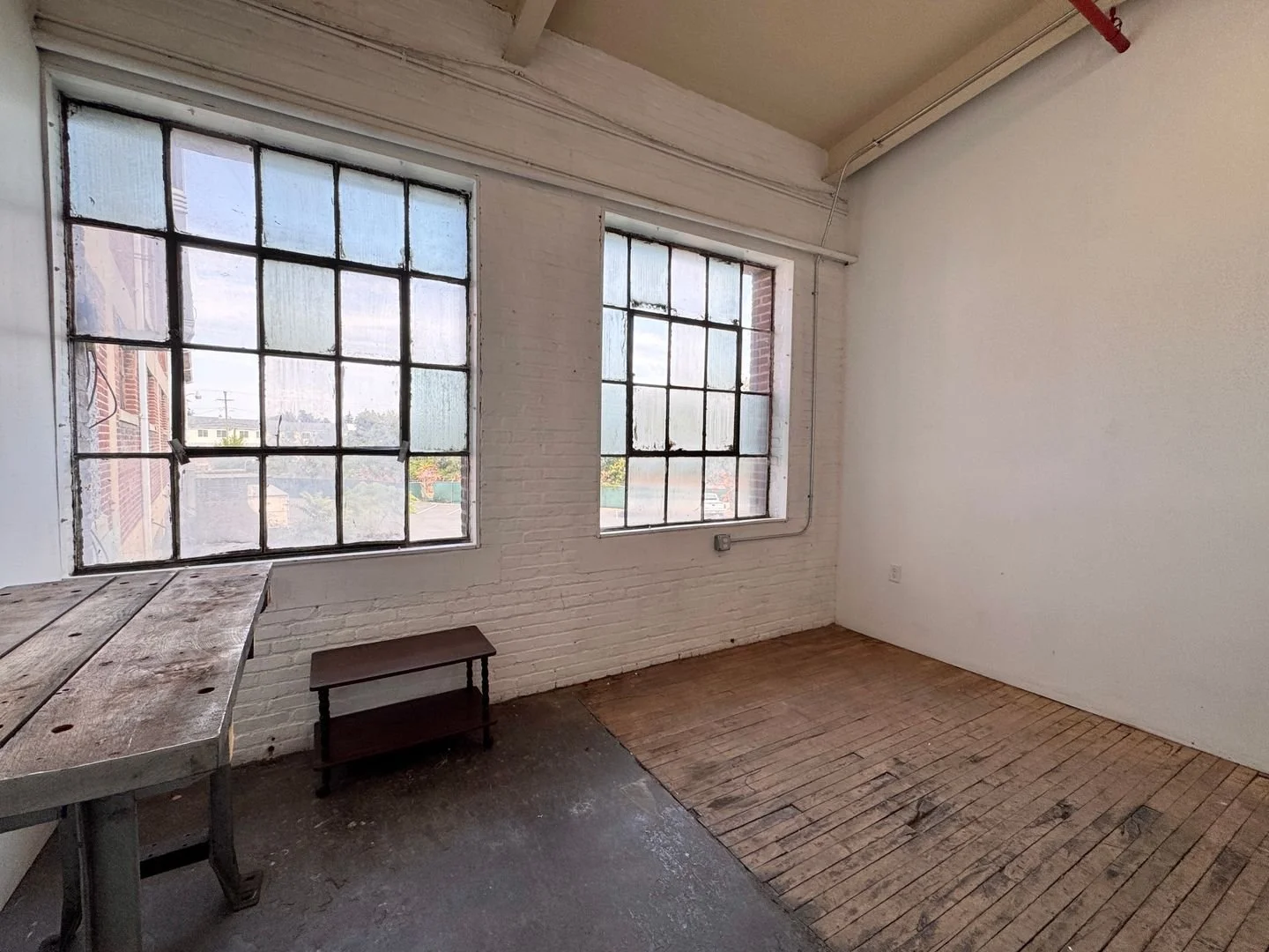 ☀️ Small space, big light!
Suite 18203 | 130 sq. ft. | $300/mo | Available Now
This sun-drenched office is tucked away on our quiet second floor — the perfect cozy spot for focused work, creativity, or your first private studio.
✨ Amenities: