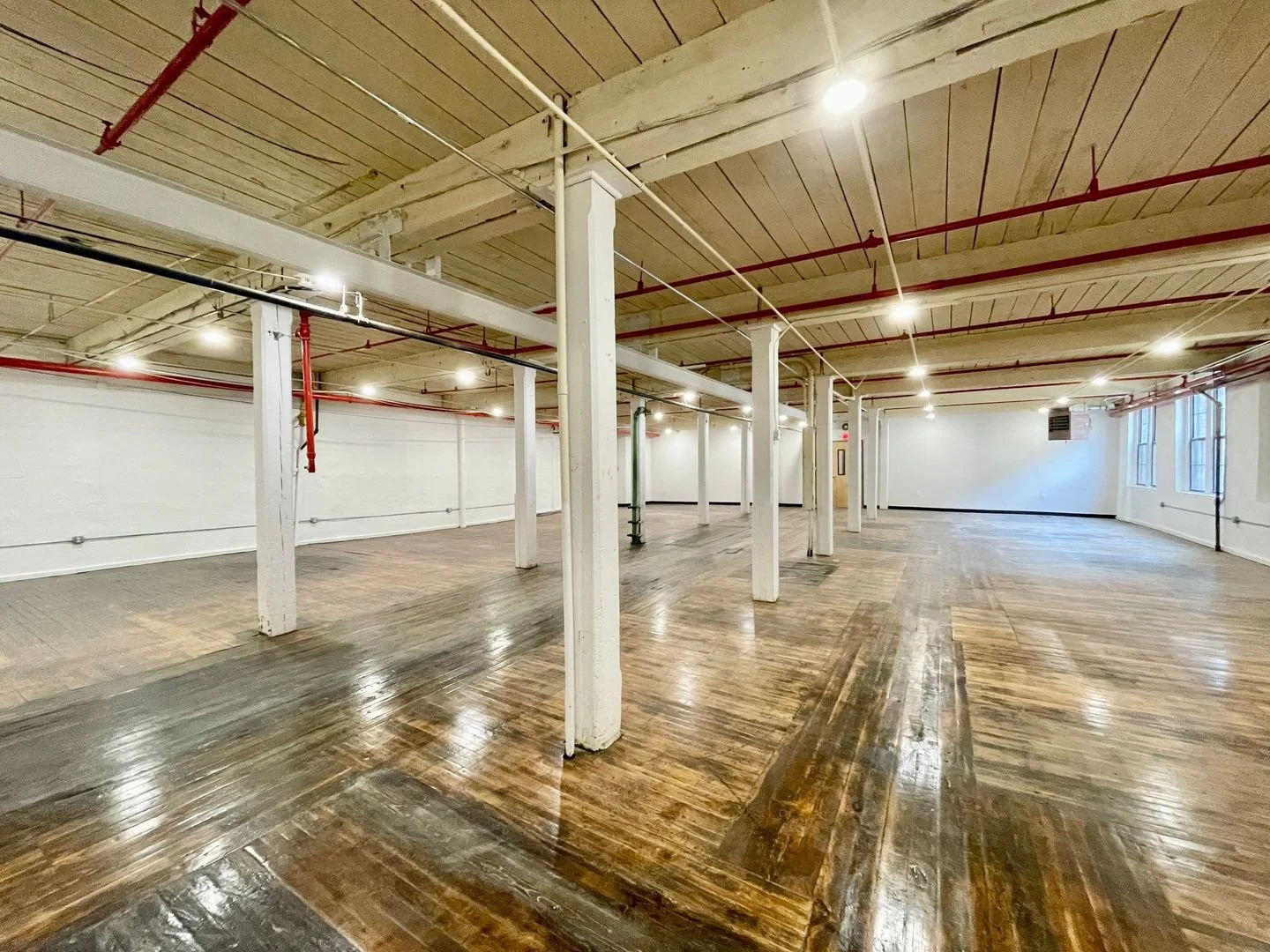 🏢 Suite 2103 | 2,745 Sq. Ft. | $2,885/mo | Available Now
Stunning first-floor office/retail space just steps from the East Entrance! Filled with natural light and beautiful hardwood floors, this spacious suite is perfect for retail, office, or crea