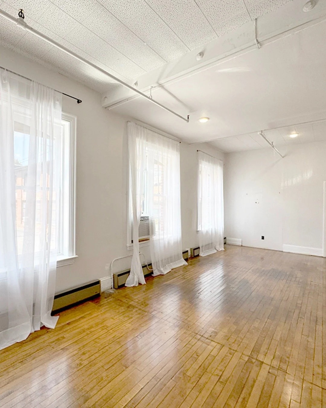 We don&rsquo;t believe in the "Sunday Scaries" around here. ✨

That heavy feeling of Monday morning looming? It usually happens when you&rsquo;re heading to a space that drains your energy. But when your "office" looks like Suite 