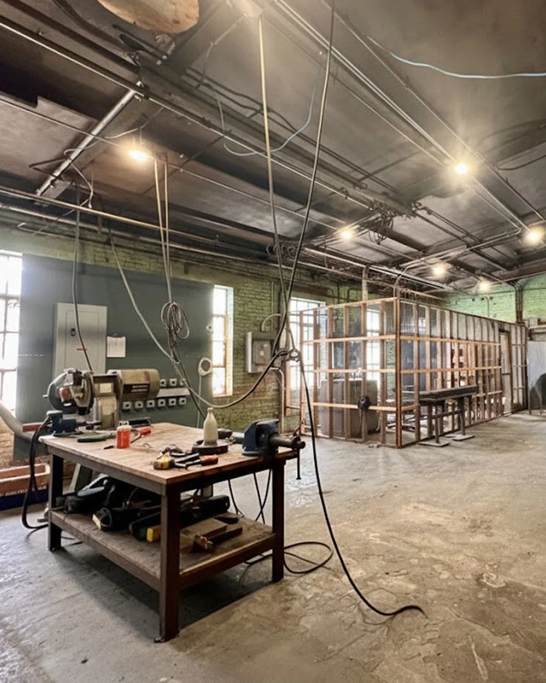 Need a Space to Get Creative (and Messy)?
Suite 18201 at New York Wire Works is now available. This 920 sq. ft. industrial-style studio is the perfect "raw canvas" for makers, tech-ops, and creators. Robust Electrical: Infrastructure alread