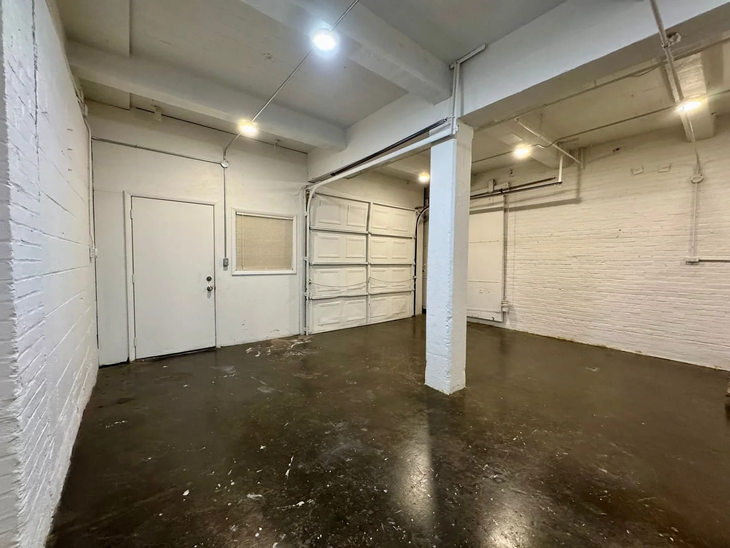 📦 Perfect Distribution Space &ndash; Suite 9100 at Wire Works!
Looking for a functional, no-nonsense space to grow your business? This 480 sq. ft. former paint shop is now available and ready for move-in! Located on the first floor near the East Ent
