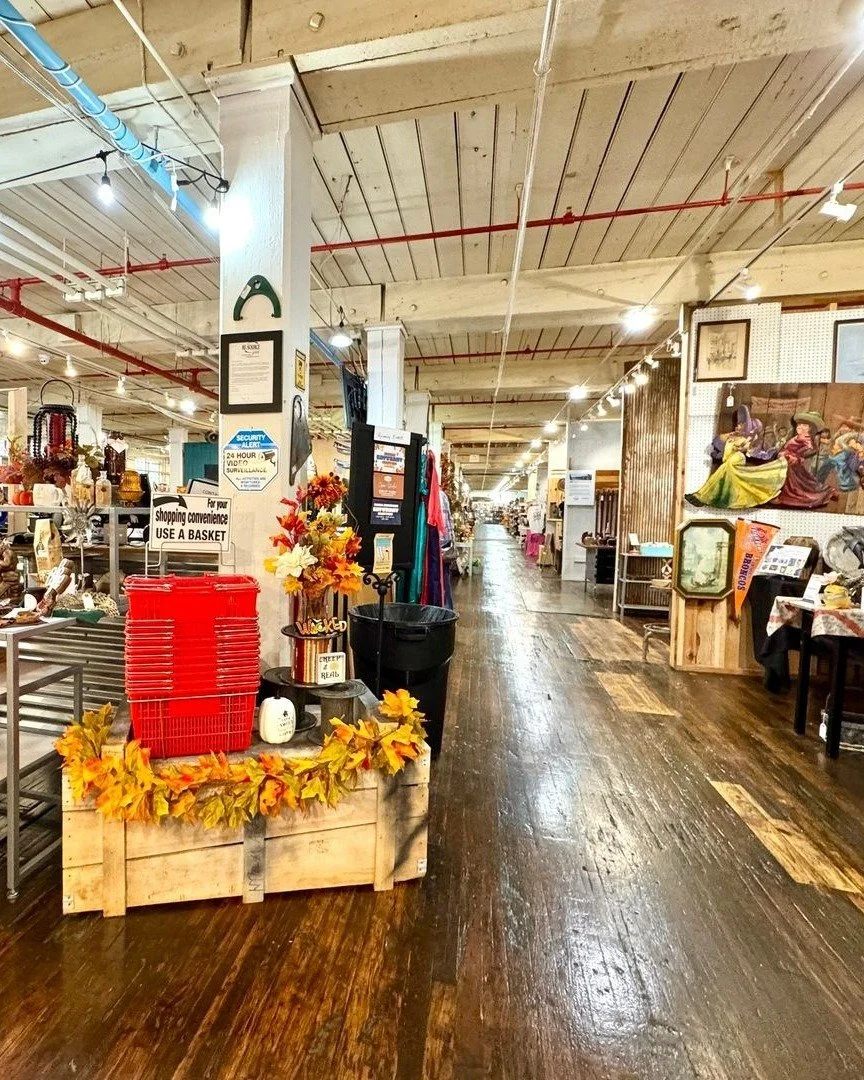 🛍️ Vintage dealers, market owners, consignment shops - we have your space.
New York Wire Works in York, PA has 10,000 square feet of first-floor space available that was made for a marketplace, retail collective, or multi-vendor shop concept.
Here&r