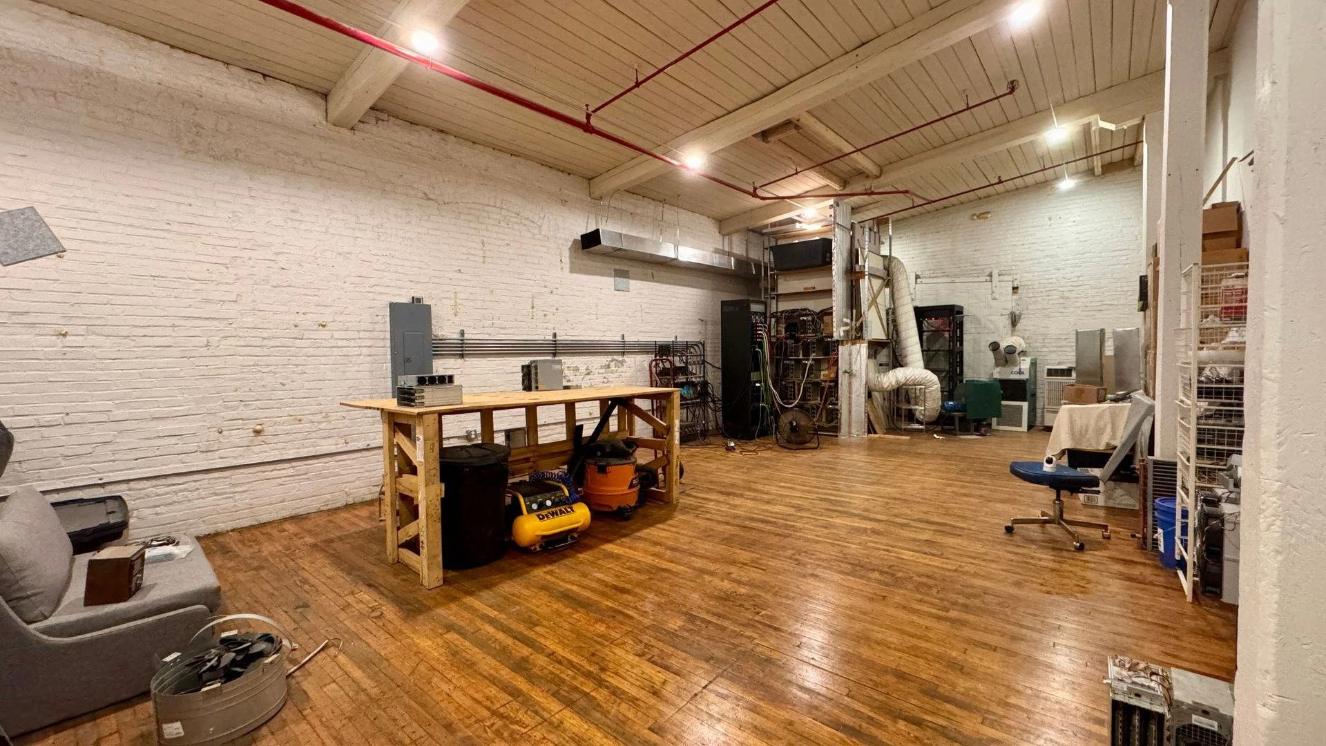 Spacious Studio, Workshop or Office with Beautiful Hardwood Floors!
This versatile 840 SF studio/workshop space features beautiful hardwood floors, high ceilings, and an open layout ideal for a variety of creative or professional uses.

Previously ut