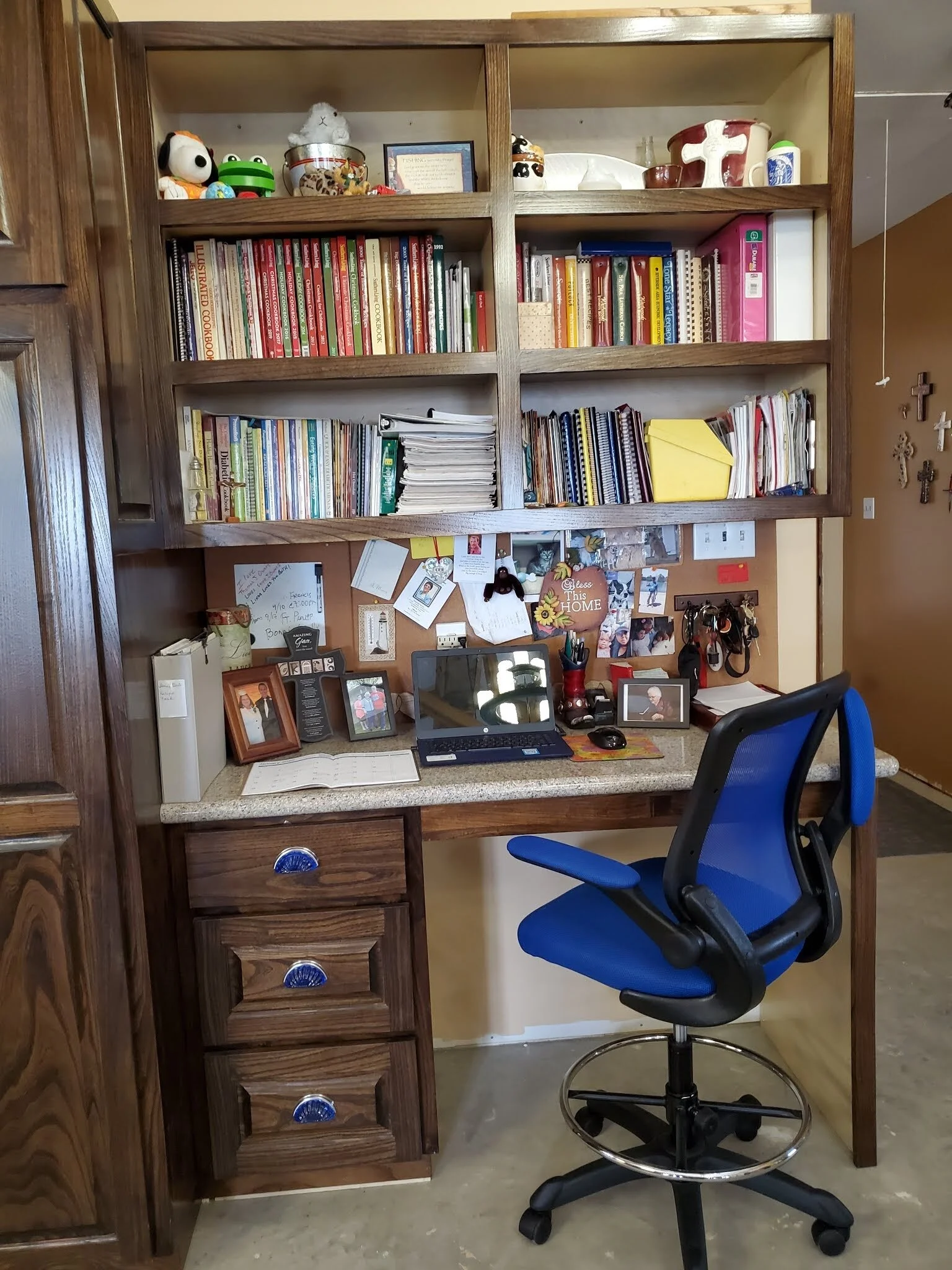 work desk with book shelves.jpg