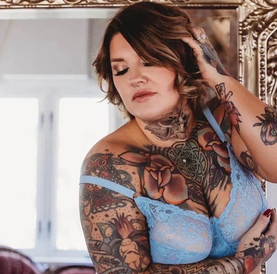 Tatted &amp; Tanned. What more could you need!? 🔆🔆

@modernboudoir 
@afterglowprostudio 
@amourislove515 
.
.
.
.
#desmoines #iowa #desmoinesiowa #tan #boudior #summer #spraytan #iowagirl #iowaphotographer #mua #tatted #inked