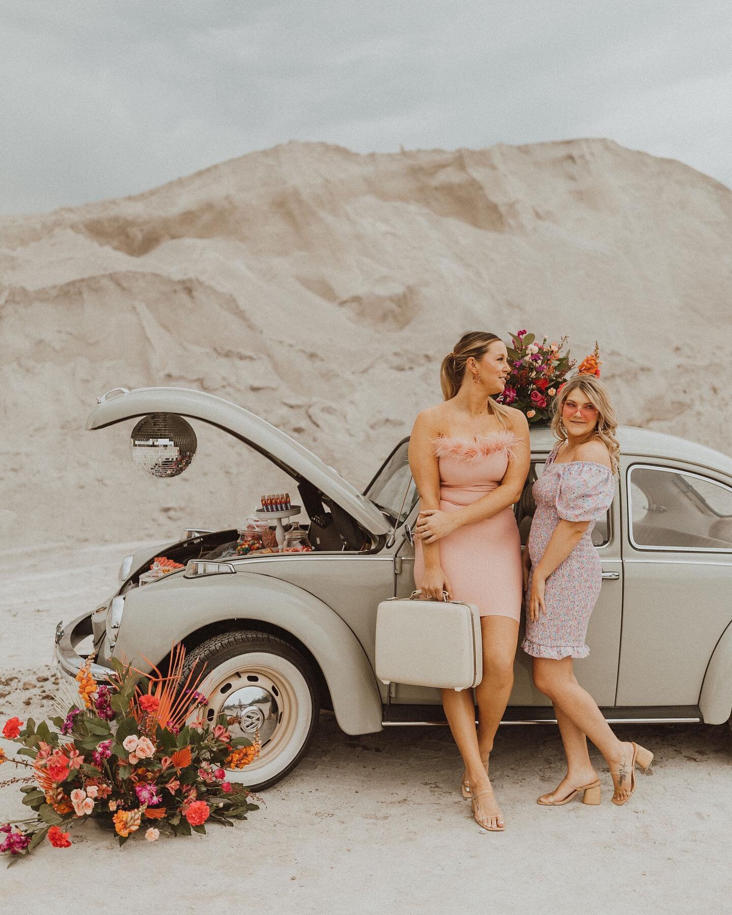 Catch a vibe 🔆🔆🔆 follow the @thesugared.bug 

@missabijo 
.
.
.
.
.
#iowa #desmoines #desmoinesiowa #classiccar #vw #beetle #volkswagen #vwbeetle #vintage #iowaphotography #midwest #candy #flowers #wedding #greenweddingshoes