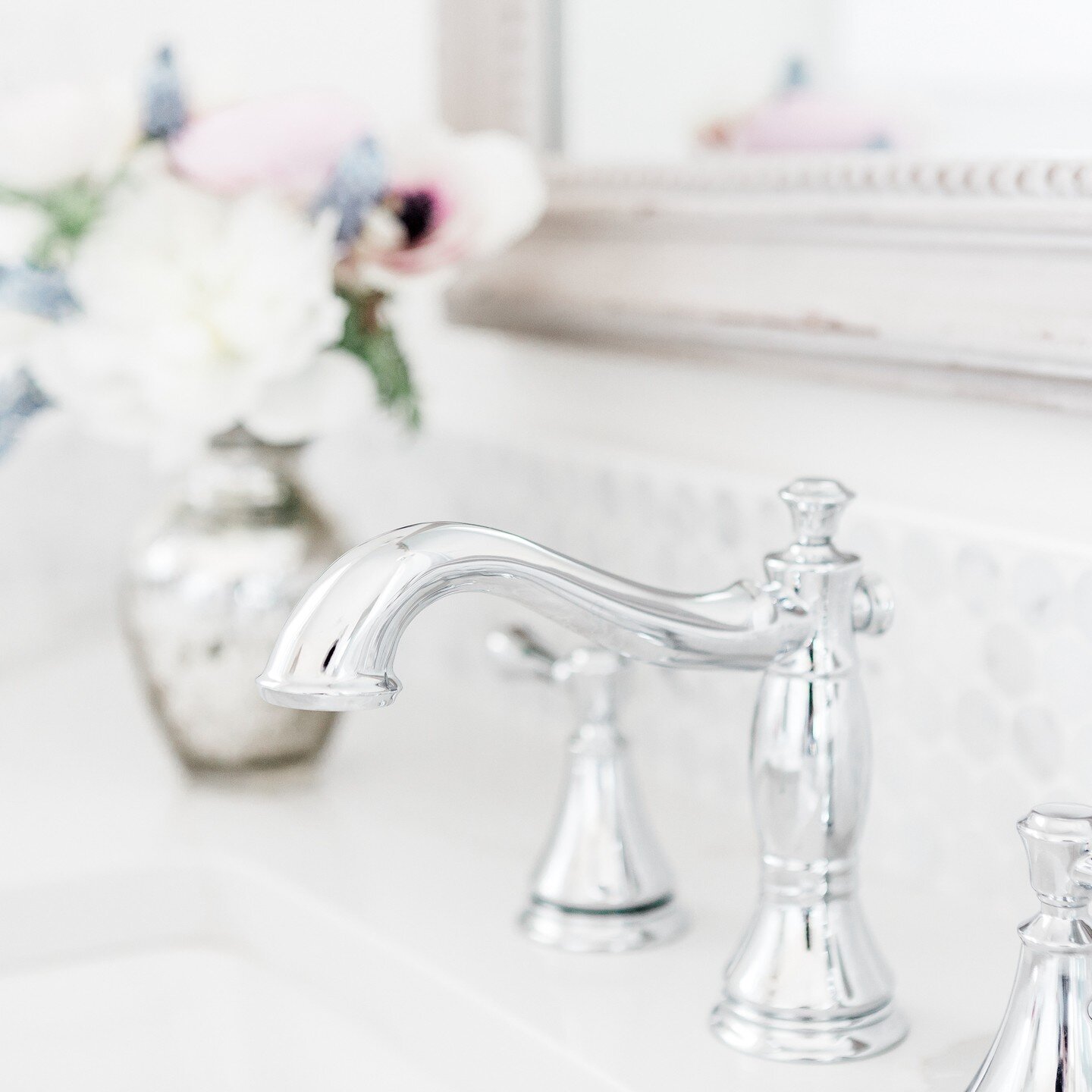 Your master bathroom is a sanctuary of relaxation and luxury, and it deserves to be a well-organized and visually stunning space. Whether you're looking to declutter, optimize storage, or simply refresh the overall aesthetic, our expert tips will hel
