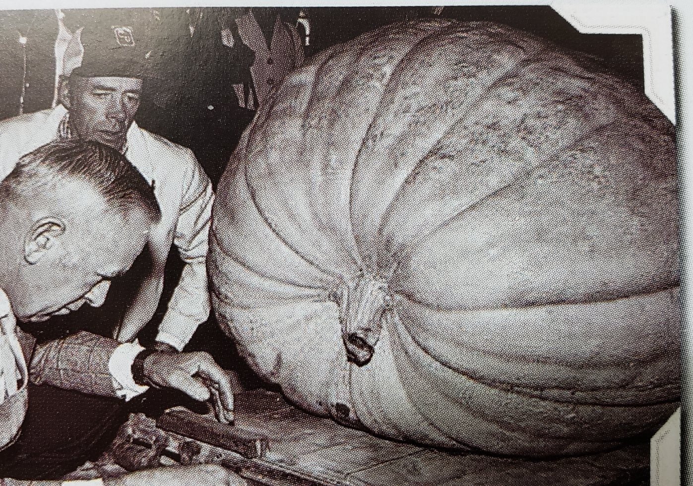 🎃 Time Warp Tuesday The Man Behind the Modern Giants 🌍

This week, we&rsquo;re spotlighting one of the most influential figures in giant pumpkin history: Howard Dill.
Howard Dill grew his first truly big pumpkin on a small farm in Nova Scotia, and 