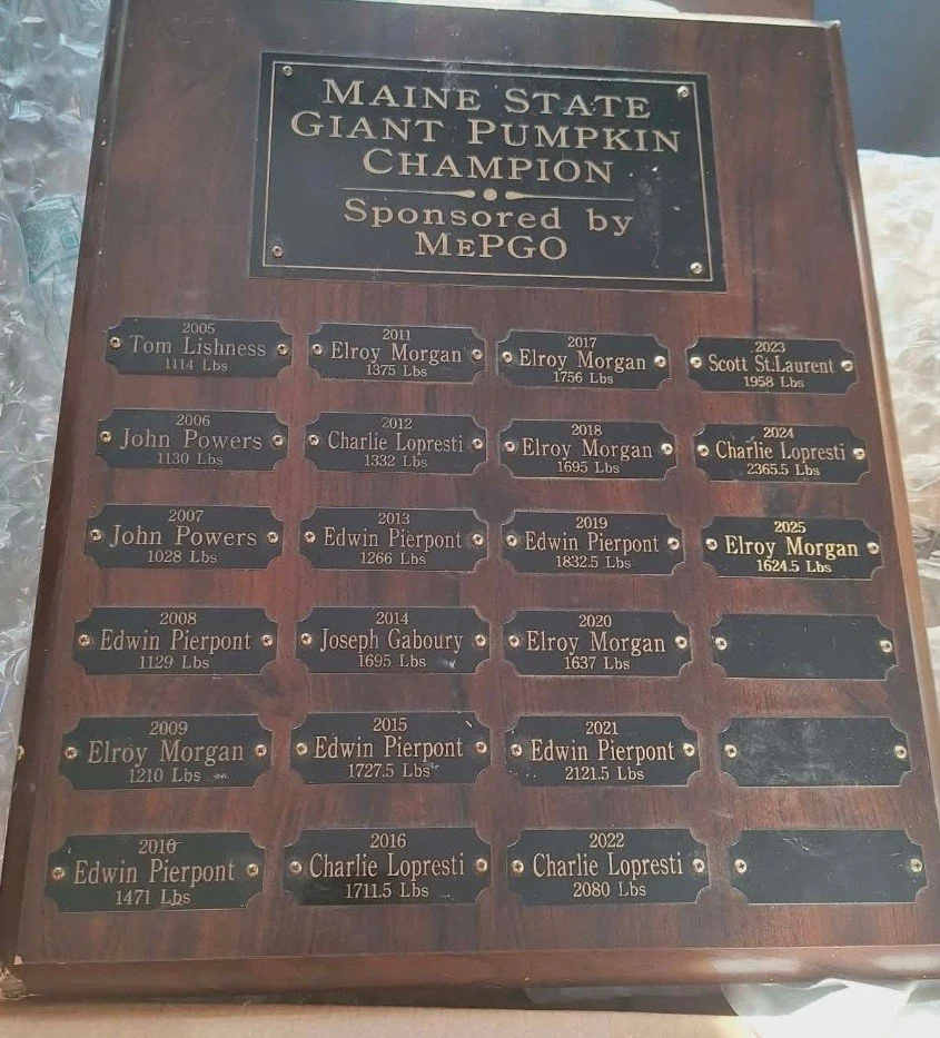 🕰️🎃 Time Warp Tuesday 🎃🕰️

Everyone knows the Damariscotta Pumpkinfest Gnome. But did you know he holds a special place in Pumpkinfest history?

Back in 2005, Tom L. &mdash; also known as the Gnome grew an 1,114-pound pumpkin and became the first
