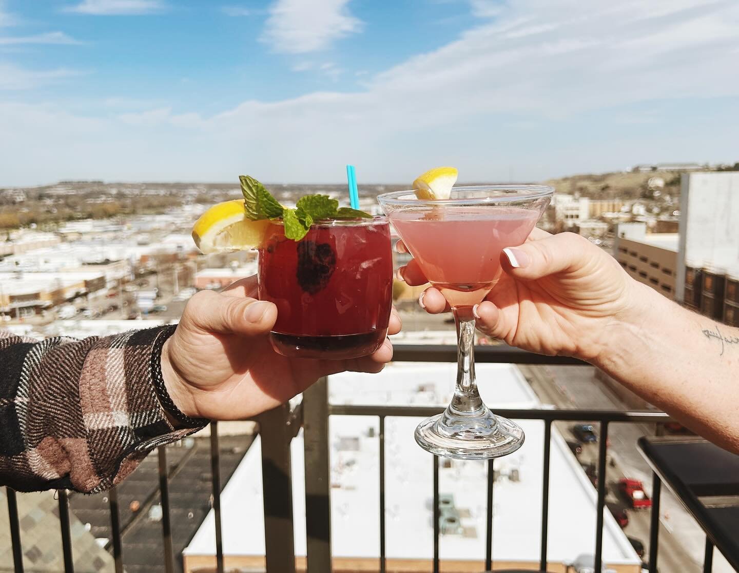 Cheers to the weekend! Sunshine in the forecast = the perfect opportunity for a cocktail at @vertexskybar ☀️🍹
#downtownrapidcity