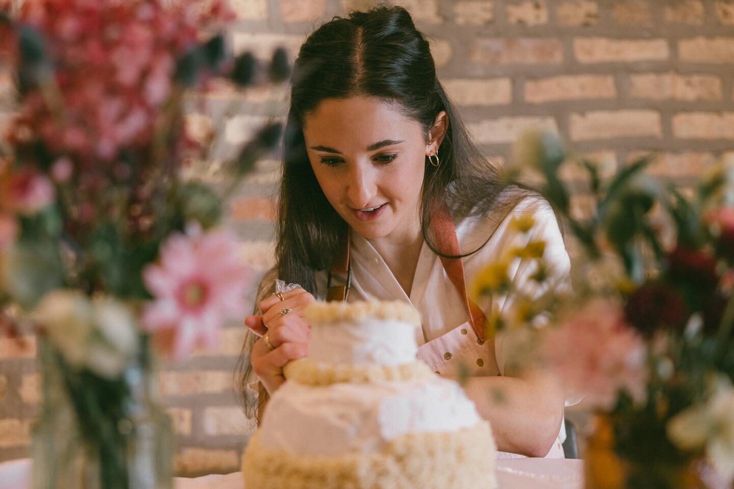 Did you know that I source &amp; dry all the flowers on my ice cream cakes myself? It has become one of my favorite parts of the creative process!💡Every cake is unique in its flavor, frosting colors and what flowers are in season🌸💐🌼