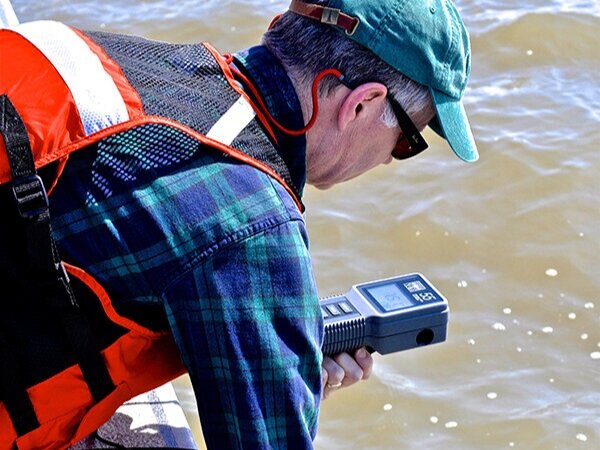 Volunteers+helping_monthly+water+sampling+and+monitoring.jpg