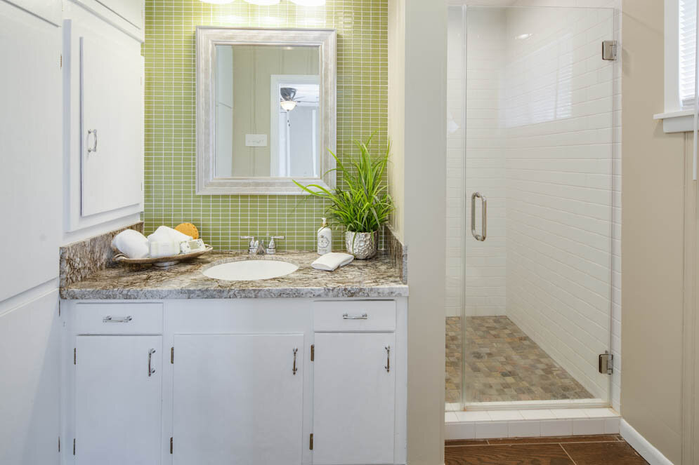 060_Bathrooms_003.jpg