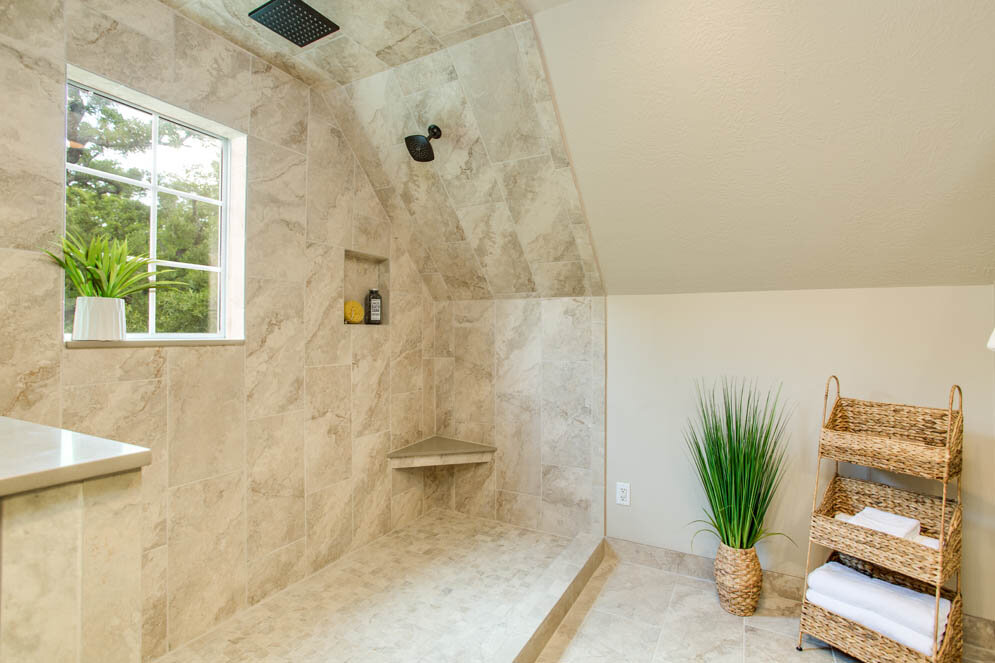 062_Bathrooms_005.jpg