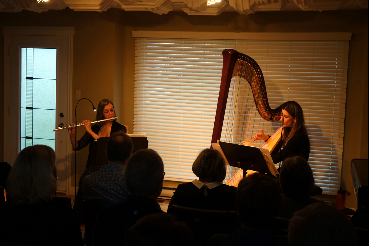 Renzo à la harpe et Josée Poirier