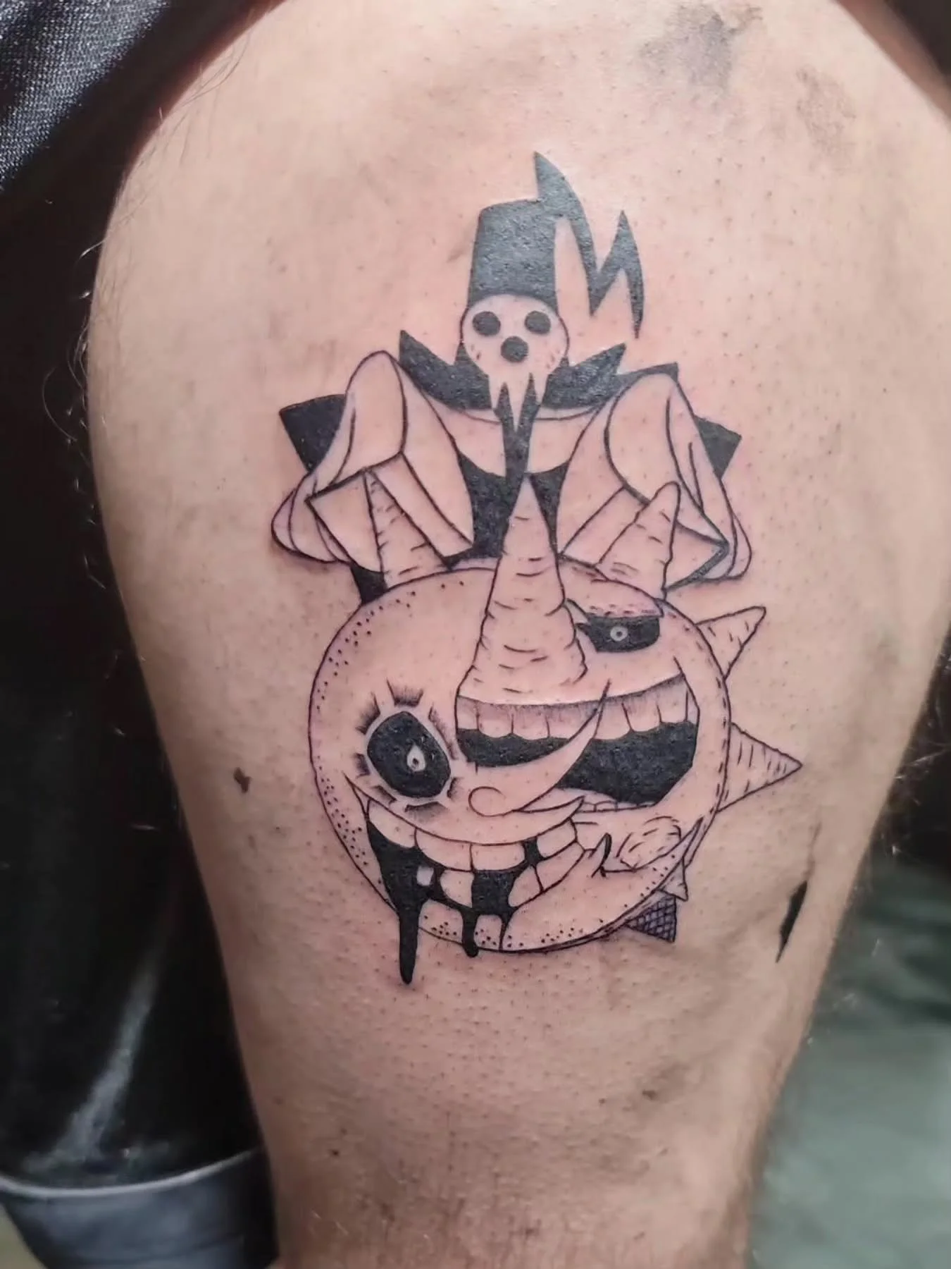 My home boy Jon I met at my first tattoo convention. Told I'm new and said bet, was at the shop a week later.

#tattoo #souleater #sun #moon #death