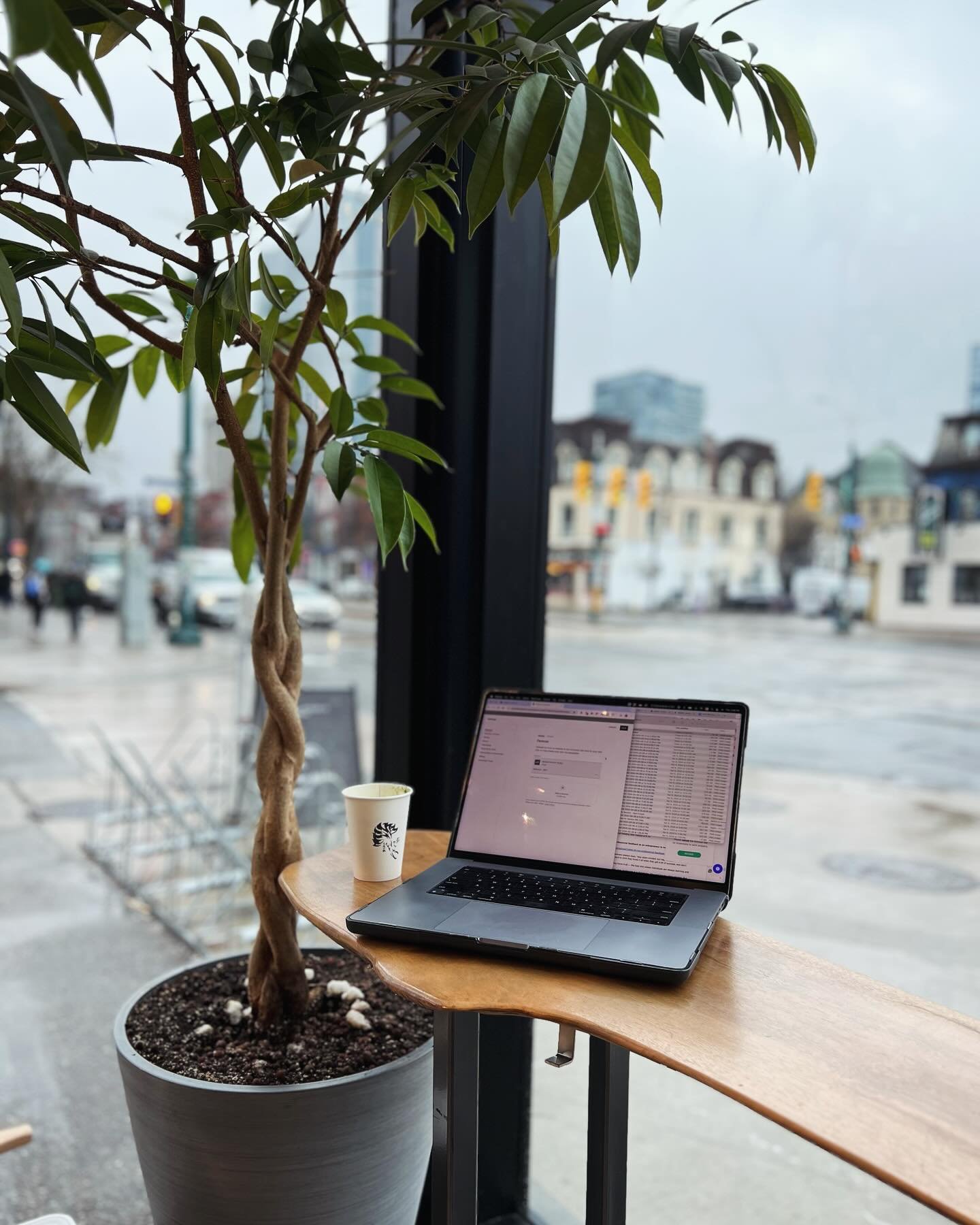 Rainy days with little distractions 

🧠 💡 💻 🥗 

#workfromcafe #cafes #veganfood #torontofood