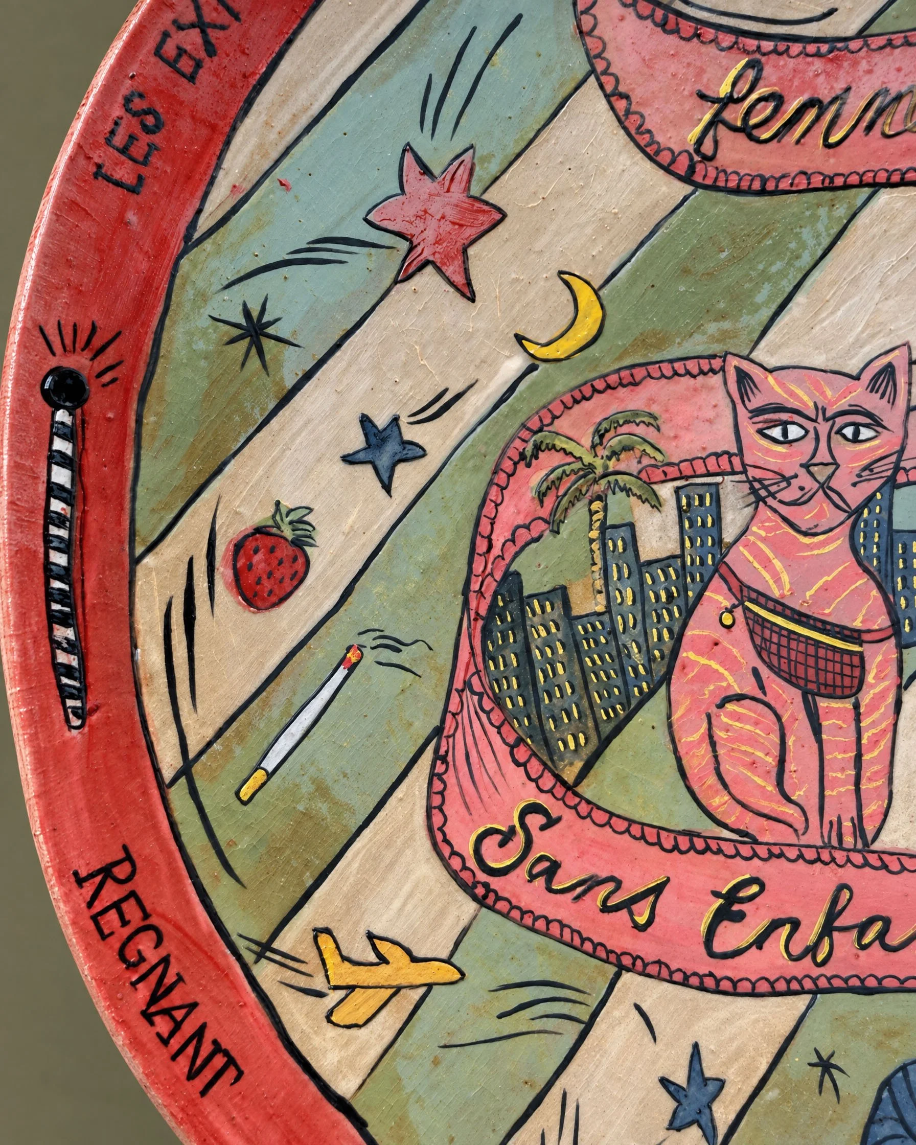 tina_ceramic_detail_left_plane_strawberry_olive.jpeg