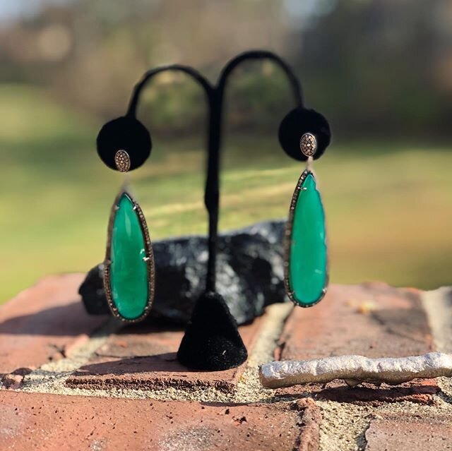 New beautiful jewelry that Is great for the holidays!!Prices range from a stocking stuffer, to a major gift!! Call or DM me for details. #holidayjewelry #blacktieparty #greenonyxearrings #statementjewelry