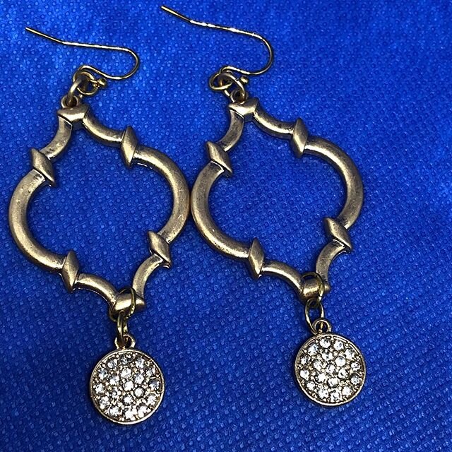 this gorgeous earrings are so versatile and can be worn to almost everything!
&bull;
dm for more details!
&bull;
#michellelanierdesigns #finejewelry#turkishjewelry#louisville#Kentucky#equinejewelry#horsejewelry#sapphires#gunmetal#sterlingsilver#beeje