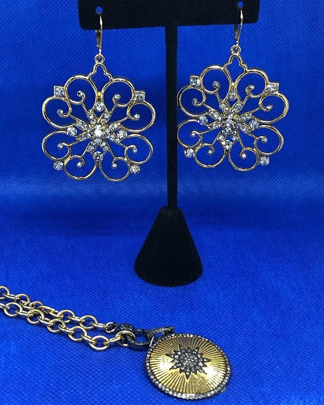 a gorgeous set! wear these pieces for an elegant night!
&bull;
dm for payment and shipping info!
&bull;
#michellelanierdesigns #finejewelry#turkishjewelry#louisville#Kentucky#equinejewelry#horsejewelry#sapphires#gunmetal#sterlingsilver#beejewelry#nec