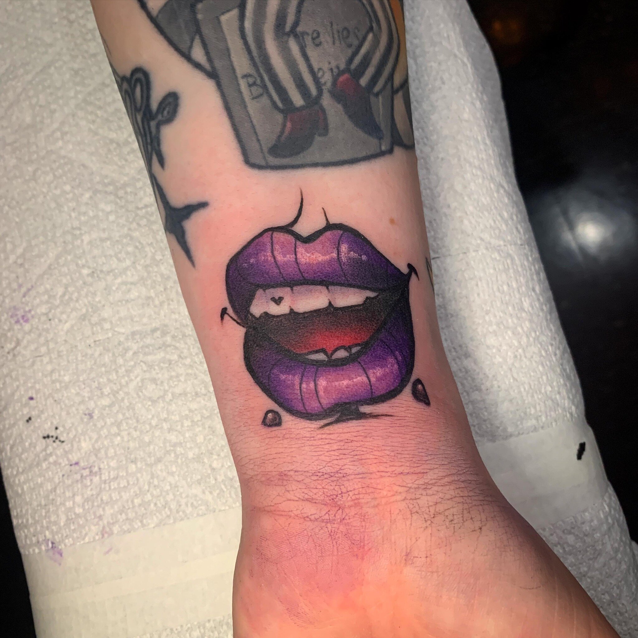 A sassy mouth, from my flash!
Done at @vilainstattoo 
.
.
.
***I&rsquo;m only designing tattoos for people who can come to Montreal to get the tattoo. I won&rsquo;t answer messages otherwise. Please don&rsquo;t use my art without my consent.*** *I do
