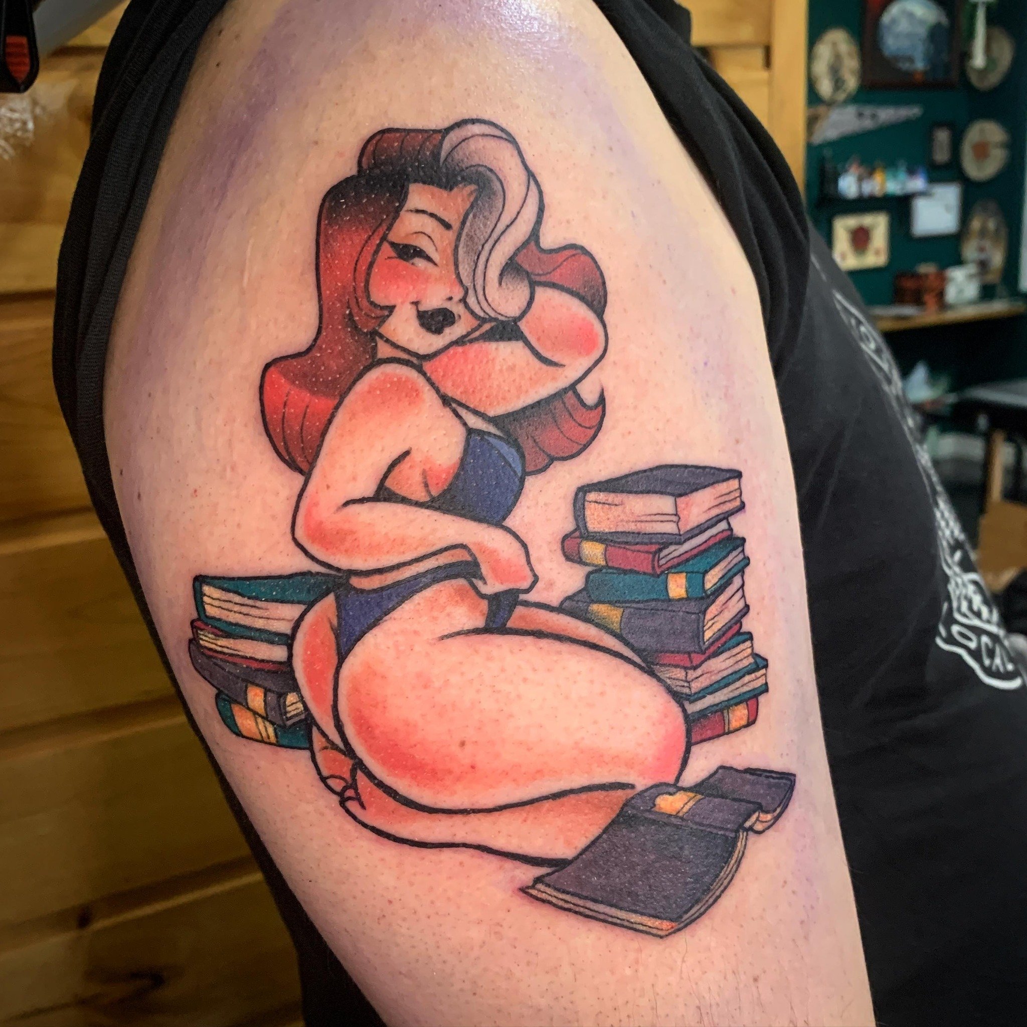 Who doesn&rsquo;t love a good book?
Done at @vilainstattoo 
.
.
.
***I&rsquo;m only designing tattoos for people who can come to Montreal to get the tattoo. I won&rsquo;t answer messages otherwise. Please don&rsquo;t use my art without my consent.***
