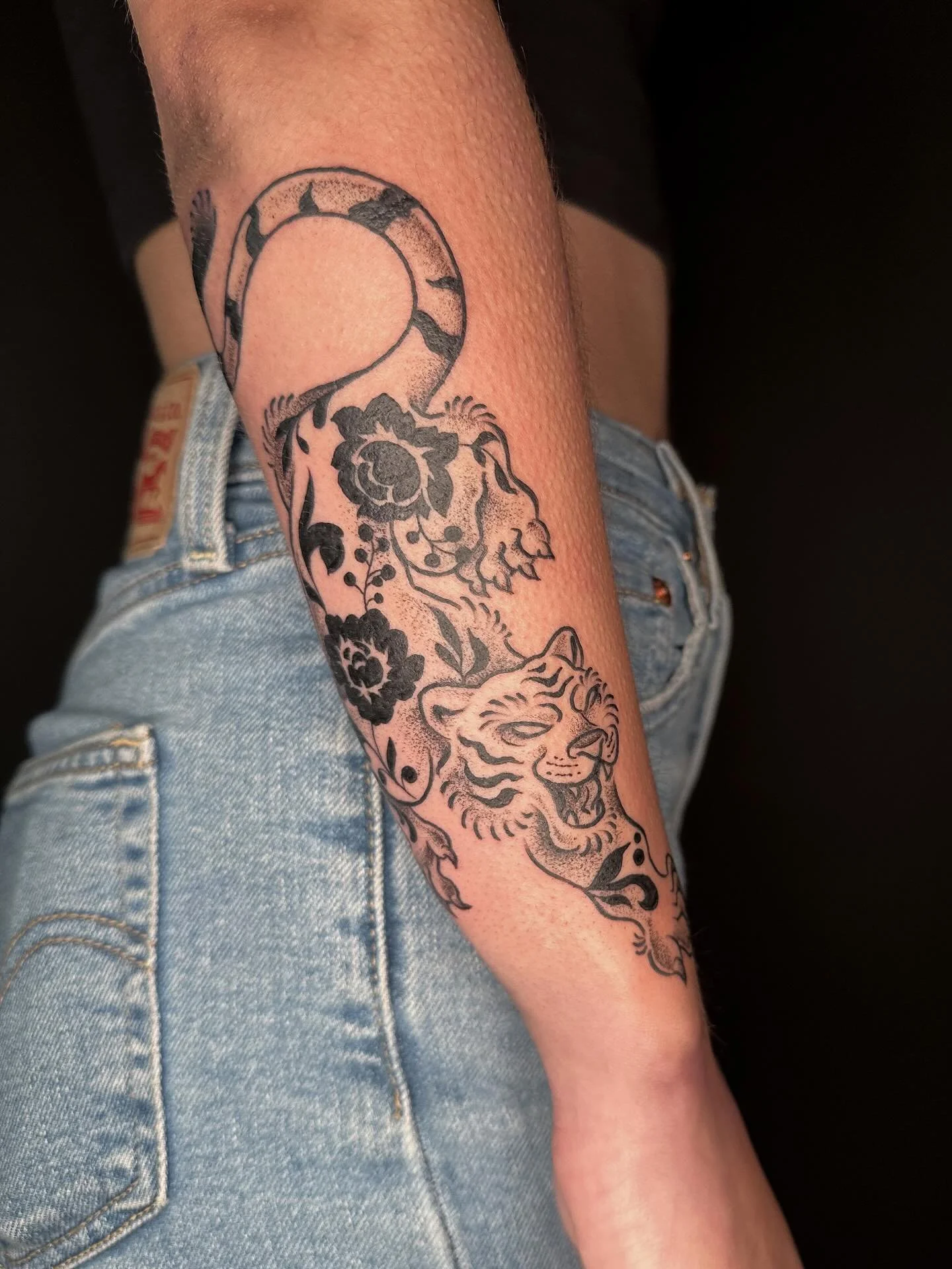 Can you believe, in 10 years of tattooing, this is my first crawling tiger! 
Thank you again Jeanna!
Done at @rabbitrabbitedmonton 
💌BOOKING ALWAYS OPEN💌 
Currently booking in MONTREAL:OCTOBER, NOVEMBER &amp; DECEMBER
DM &bull; EMAIL &bull; FORM 
?