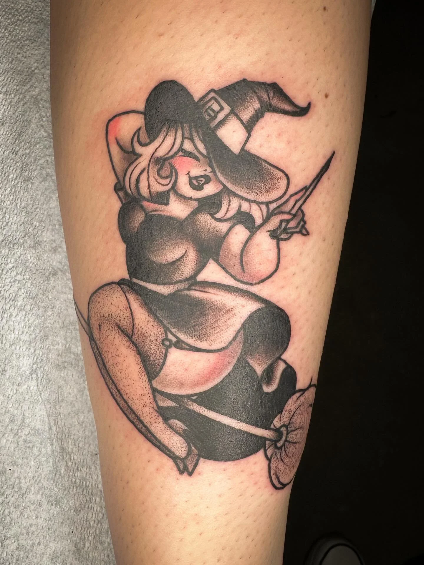 Witch season! Book a cutie witch this month!
Done during my guest in Saskatoon at @honeybeetattoo.co 
💌BOOKING ALWAYS OPEN💌 
Currently booking :  OCTOBER.NOVEMBER.DECEMBER
DM &bull; EMAIL &bull; FORM 
🪬Link in bio to see all my flashs🪬 
💘Comment