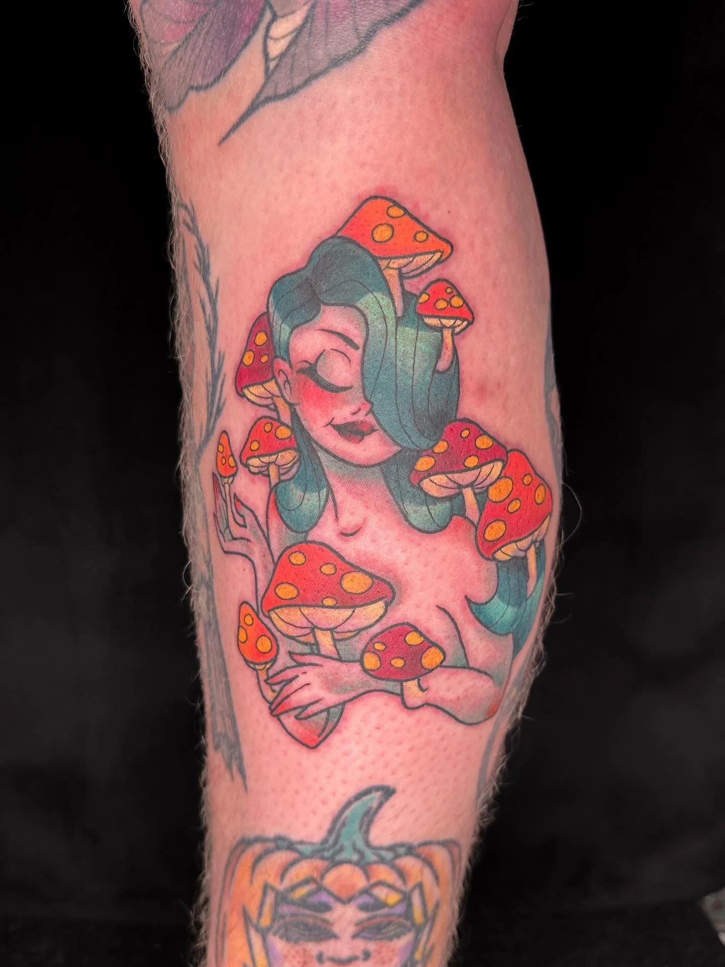 Mushroom babe! It&rsquo;s fall, treat yourself with a fall tattoo 🫶
Done during my guest in Regina at @tiger.tiger.tattoo.company 
💌BOOKING ALWAYS OPEN💌 
Currently booking :  OCTOBER.NOVEMBER.DECEMBER
DM &bull; EMAIL &bull; FORM 
🪬Link in bio to 