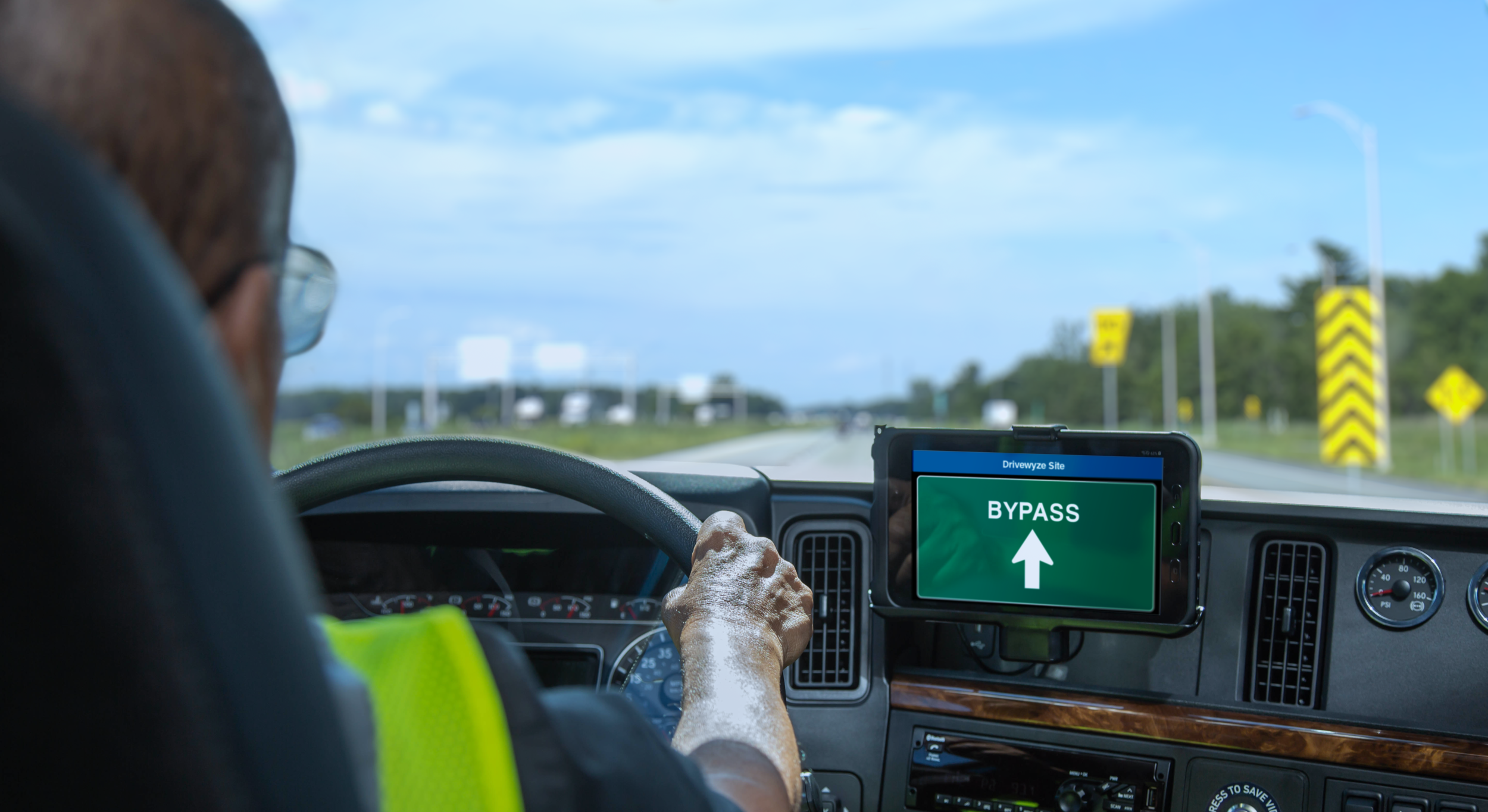 FleetHunt Technologies Partners with Drivewyze to Offer PreClear Weigh Station Bypass Integration