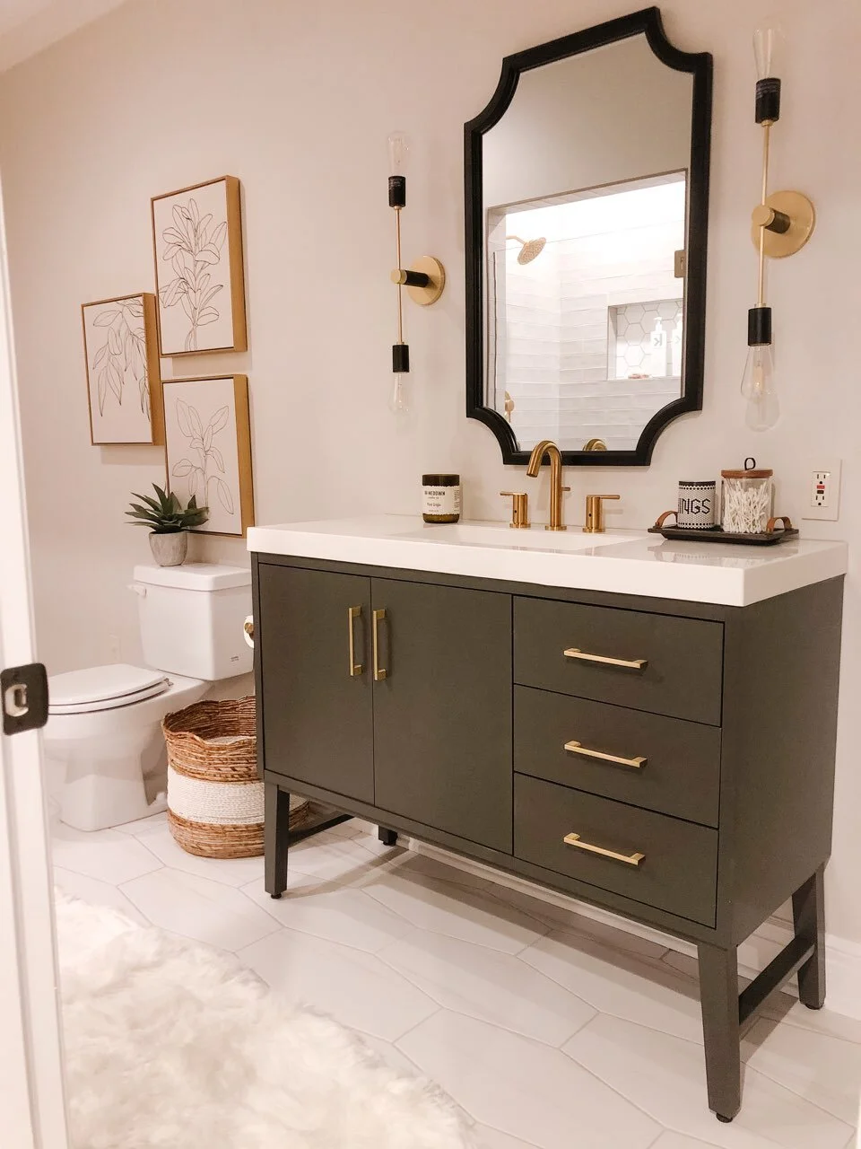 Bright &amp; Inviting Bathroom