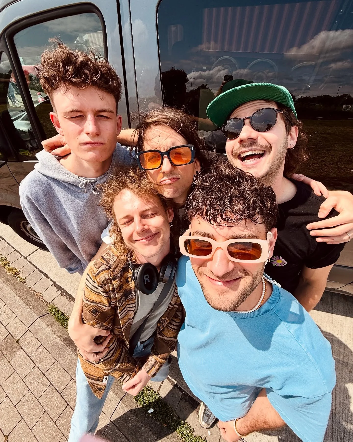 TERNEUZEN,
the Spiral will be with you shortly! 🚌💨 
Psyched that the Royal Green Vanilla Tour is finally kickin&rsquo; off! 

06.06. Terneuzen(NL) / @de.pit.terneuzen 
07.06. London(UK) / @newcrossinn 
08.06. Bristol(UK) / @thelanesbristol 
11.06. 