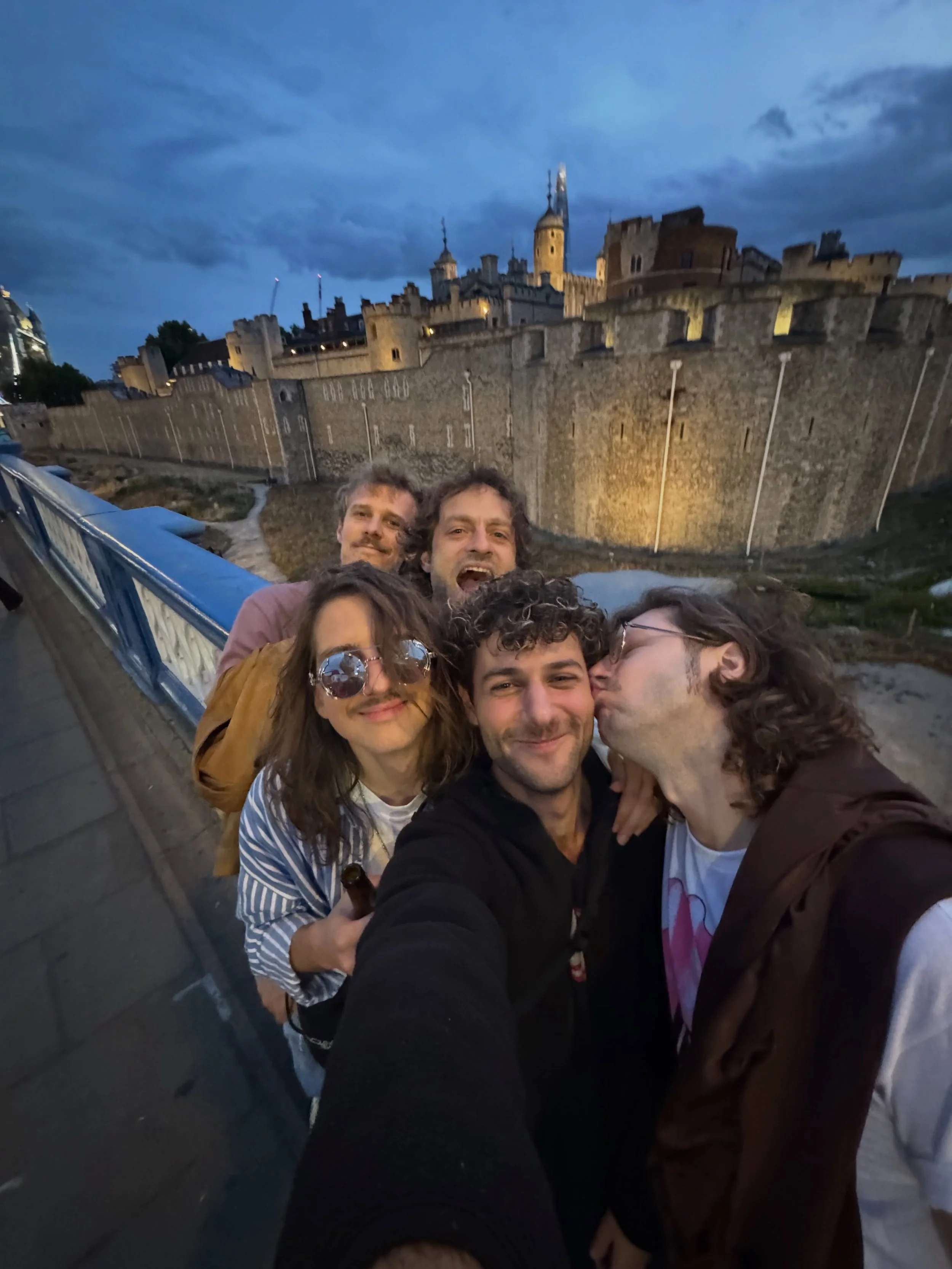 LONDON❤️
It&lsquo;s been beautiful with ya, thanks for comin&rsquo; to the show. Keen for next time 💥 

Tonight live at @greendoorstore in BRIGHTON
Yieha 🫡 

Pics 3 and 4 by @pounzer